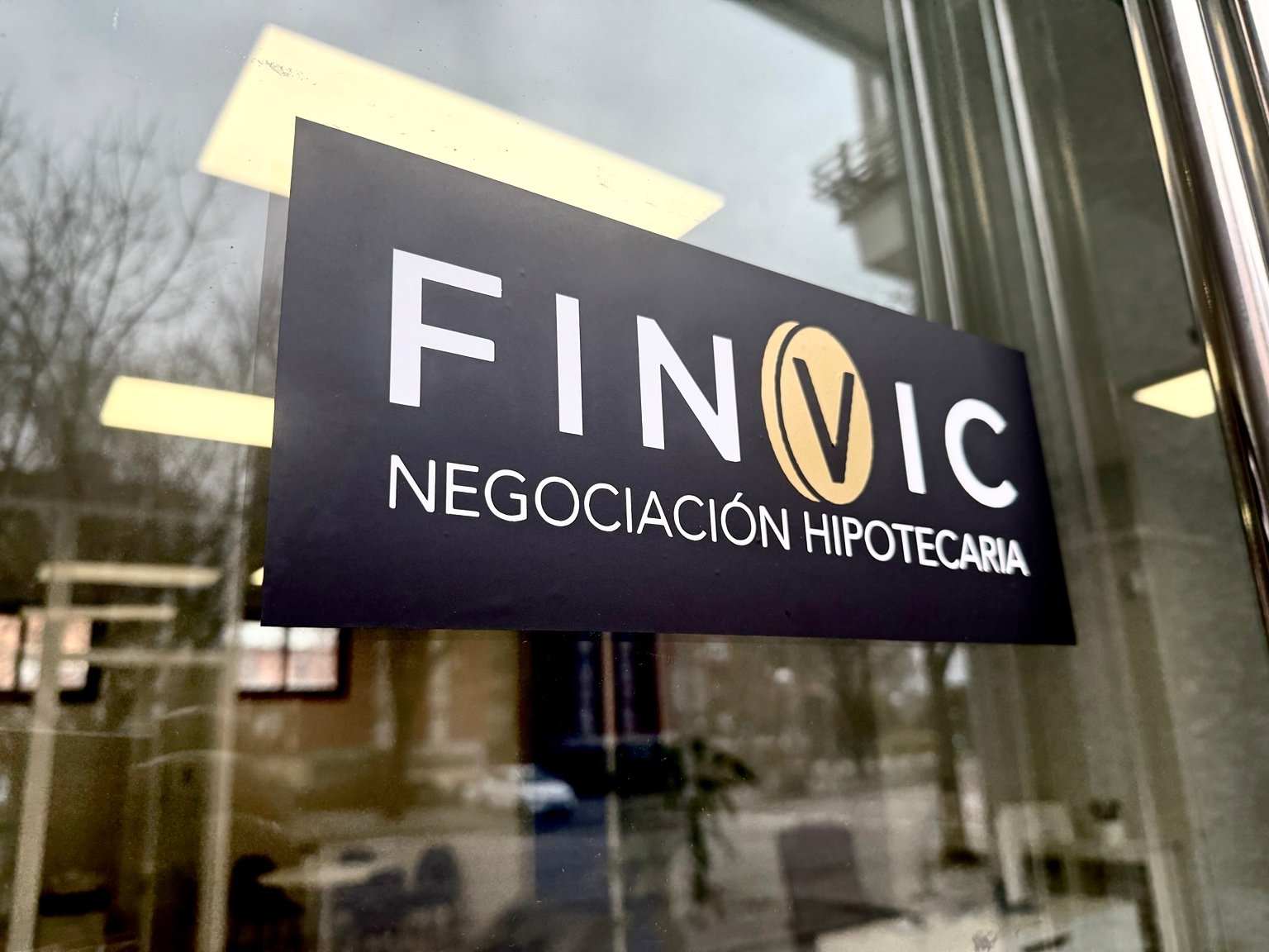 Rótulo exterior de FINVIC Negociación Hipotecaria